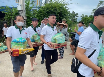 Ủng hộ người dân vùng ngập lũ huyện Hạ Hoà, tỉnh Phú Thọ